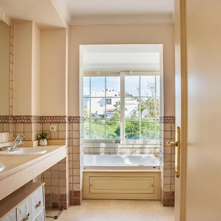Hébergement de vacances House In Puerto Banus And San Pedro 50m From The Sea With Private Pool